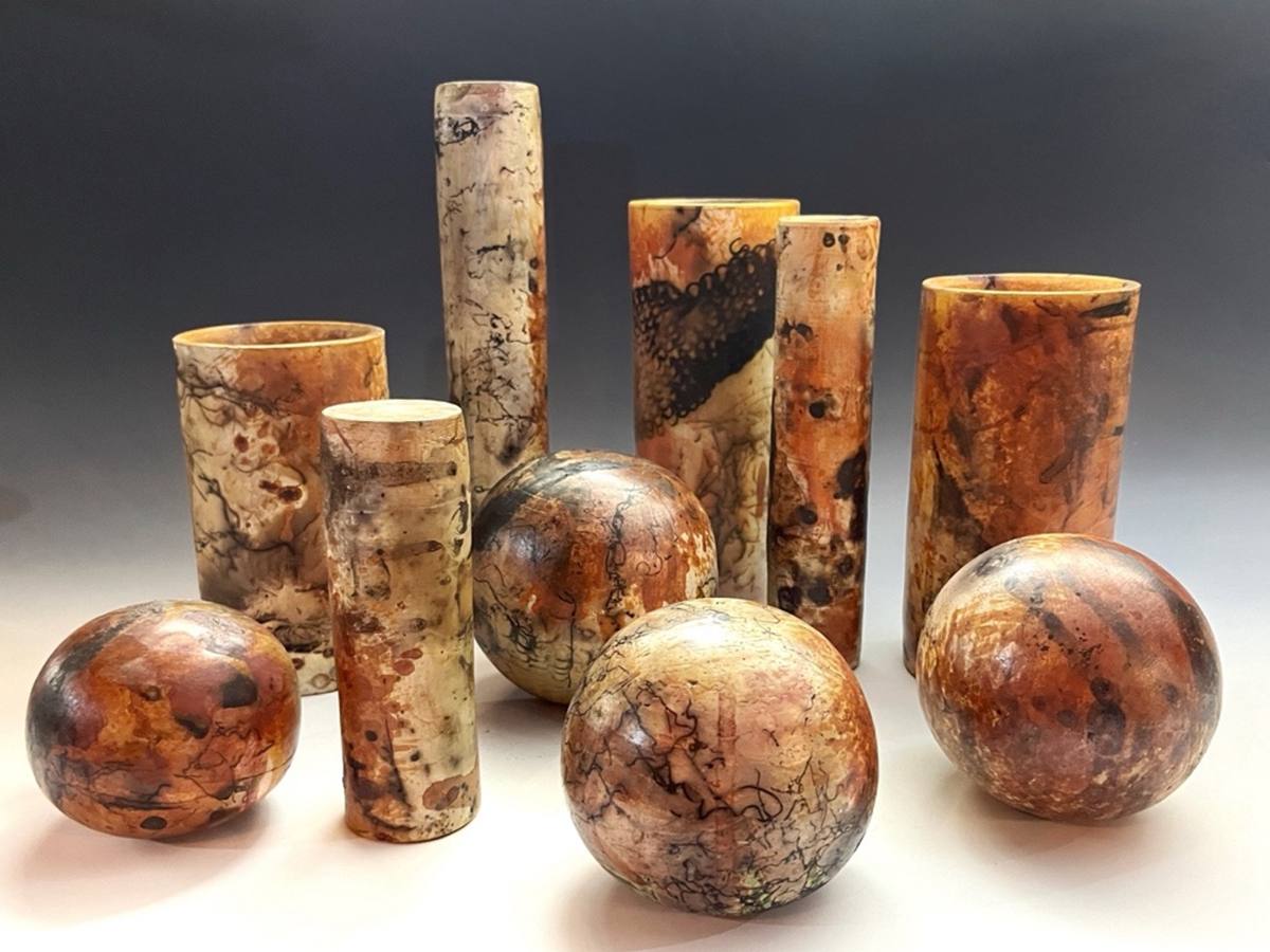 Peças cozidas em saggar, com manchas de fumo e ferro