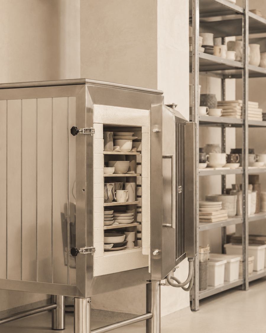 Atelier da Desvio Ceramics: forno elétrico com peças e estantes