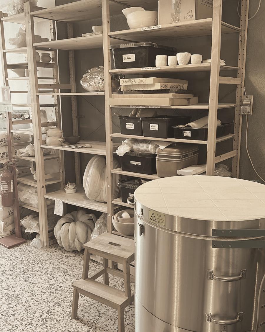Atelier da Ceramista Shop: forno elétrico e estantes de materiais